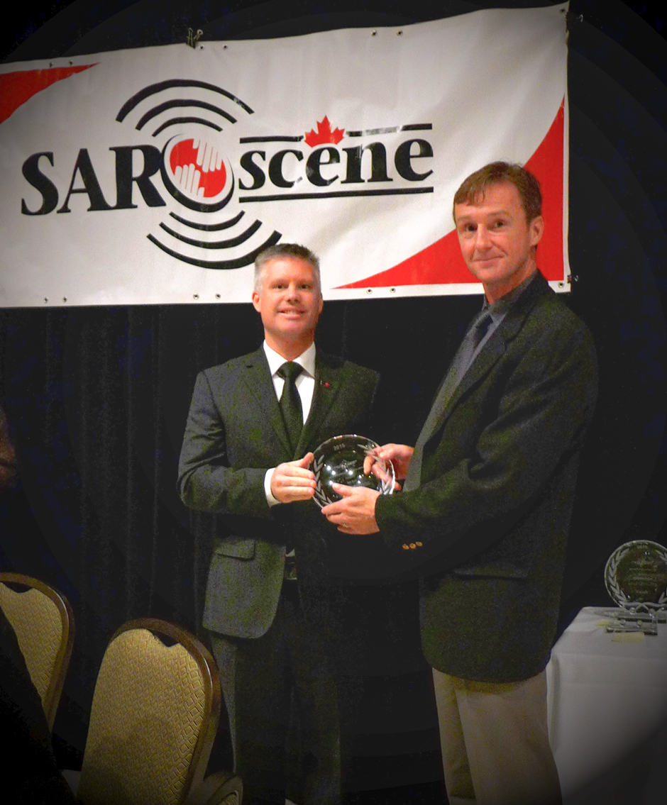 Dominik Breton, Director, National Search and Rescue Secretariat presents the Award of Excellence for Education and Training to Bob Aryes, Canadian Coast Guard. Awards of Excellence Banquet, October 25, 2015.