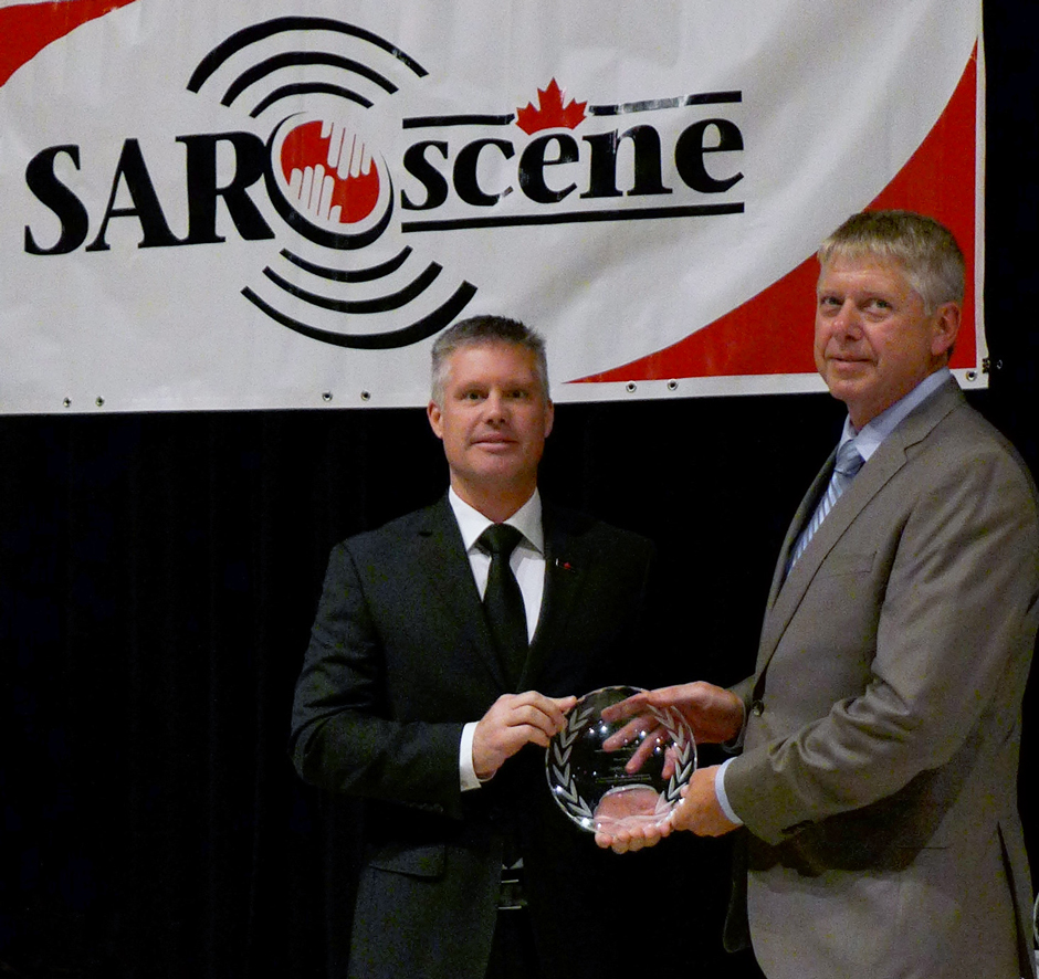 Dominik Breton, Director, National Search and Rescue Secretariat presents the Award of Excellence for Innovation to Stephen Waller, Canadian Coast Guard. Awards of Excellence Banquet, October 25, 2015. 