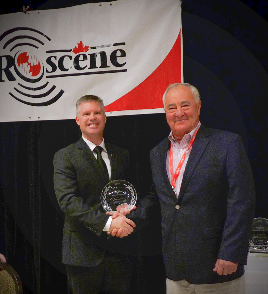 Dominik Breton, National Search and Rescue Secretariat presents the Award of Excellence for Leadership to Dave Brewer, North Shore Rescue, British Columbia Search and Rescue Association.  Awards of Excellence Banquet, October 25, 2015.