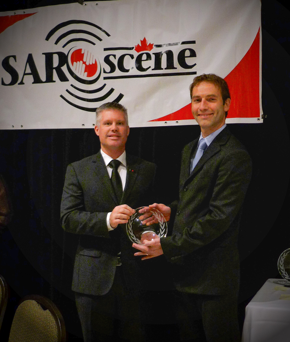 Dominik Breton, Director, National Search and Rescue Secretariat presents the Award of Excellence for Research to Roland Hanel, Ottawa Fire Service.  Awards of Excellence Banquet, October 25, 2015.