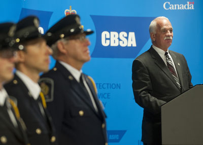 Le ministre de la Sécurité publique du Canada, Vic Toews
