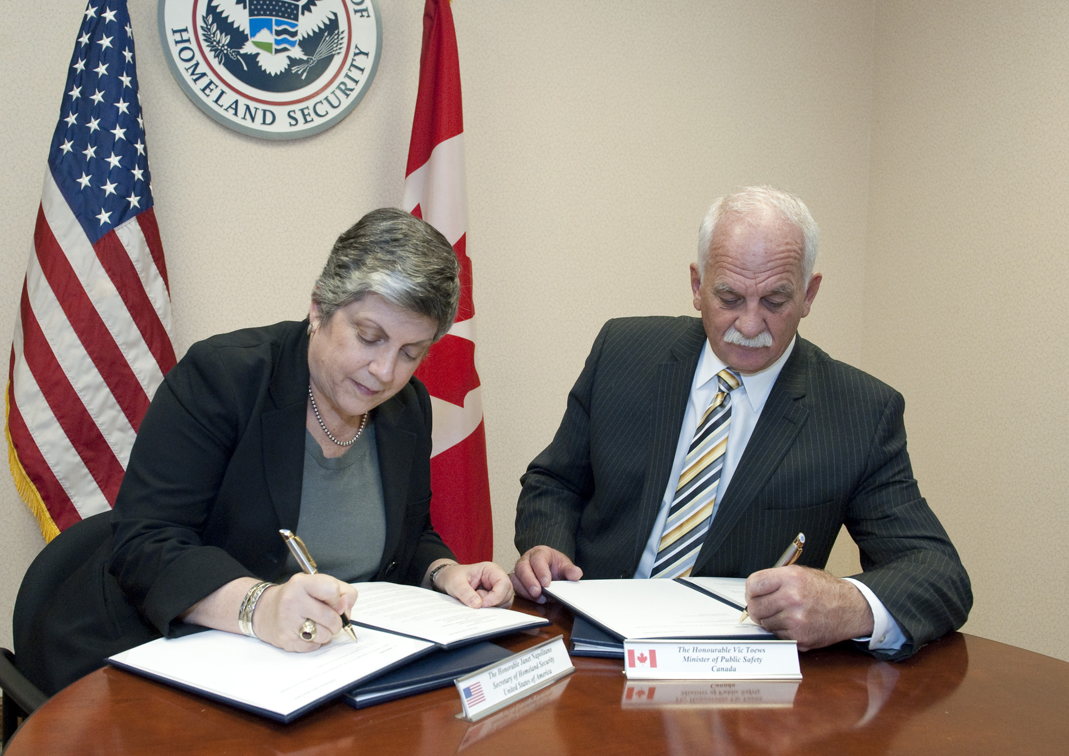 Vic Toews, ministre de la Sécurité publique du Canada, et Janet Napolitano, secrétaire de la Sécurité intérieure des États-Unis